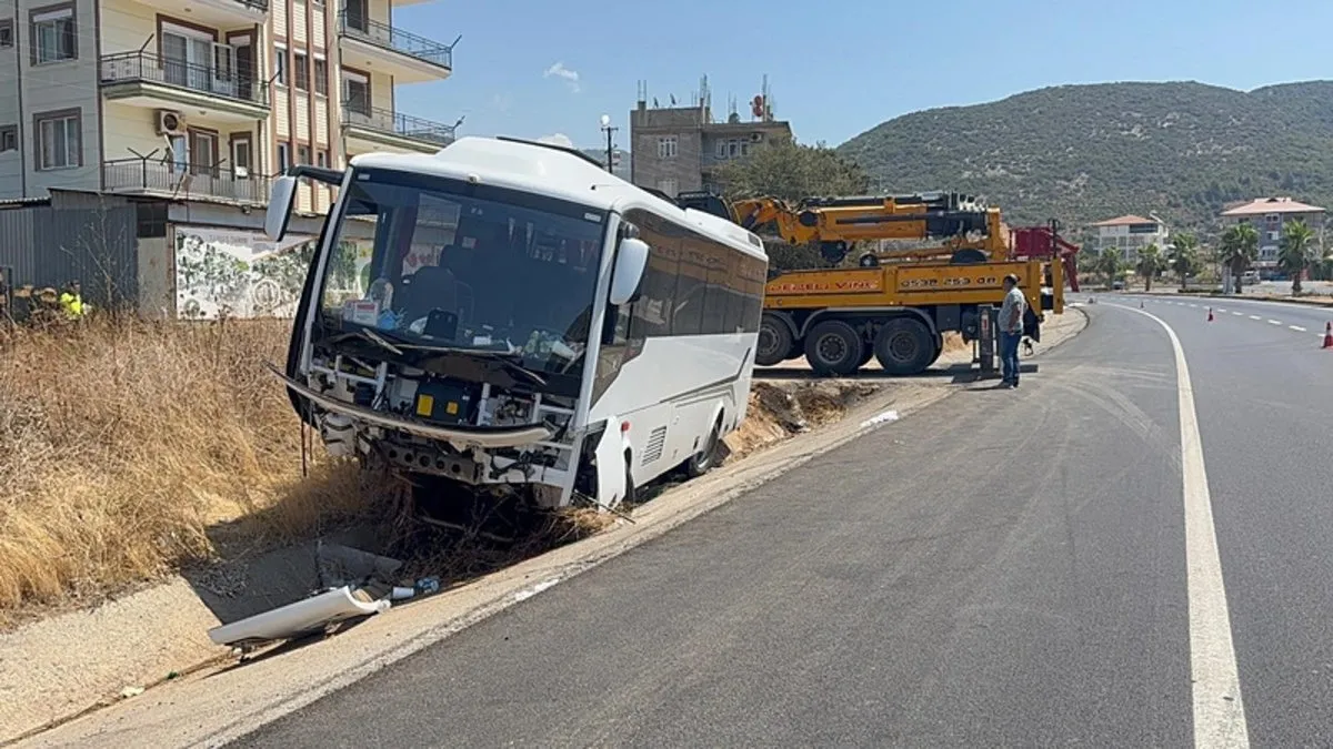 Antalya'da korkutan kaza: Midibüs şarampole yuvarlandı! Antalya'da korkutan kaza: Midibüs şarampole yuvarlandı!