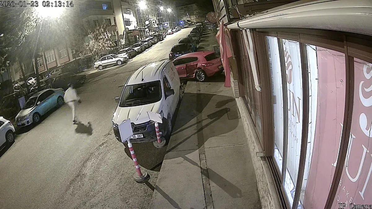 Alkollü sürücü park halindeki araçlara çarptı! Alkollü sürücü park halindeki araçlara çarptı!