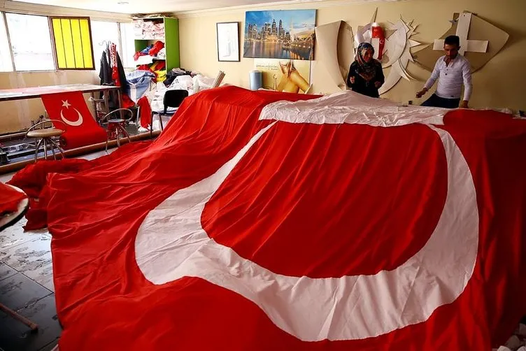 Türk bayraklarına talep arttı, kumaş yetişmiyor