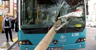 İstanbul’da akılalmaz kaza! Otobüsün camında direk girdi, şoför kıl payı ile ölümden döndü | Video