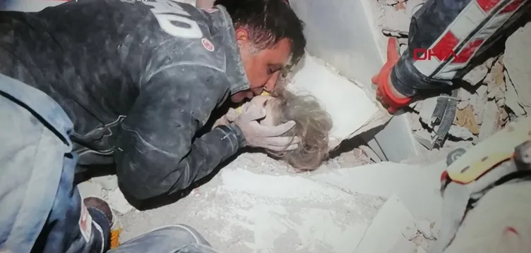 Son dakika: Türkiye gözyaşlarına boğuldu... İşte Ayda'nın kurtarılma anından kareler!