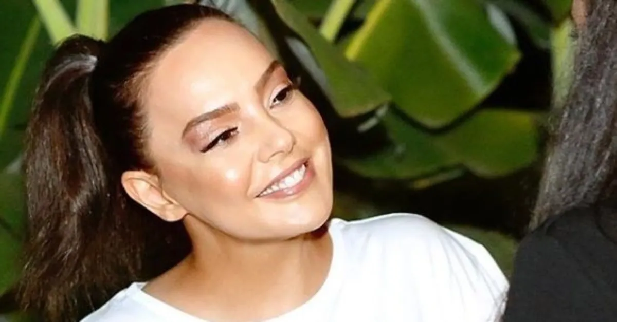 unlu sarkici ebru gundes in kizi alara kocaman oldu ebru gundes in kizi alara ayni annesinin kucuklugu magazin haberleri sabah magazin haberleri