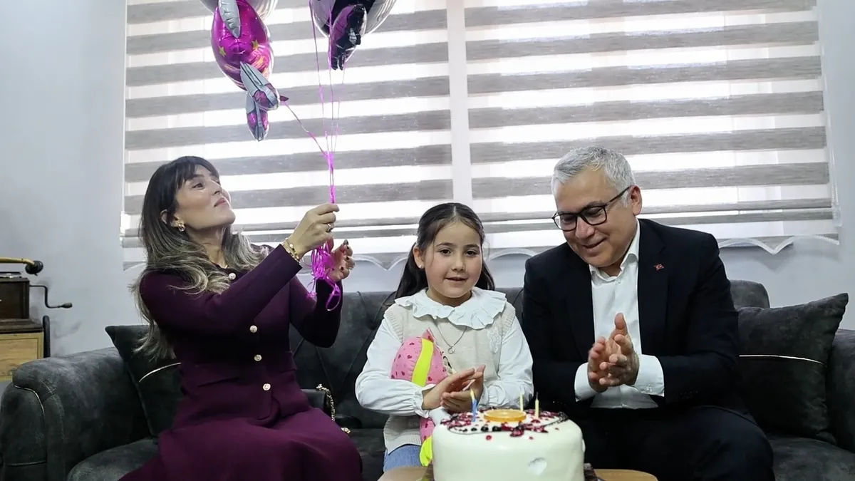 Sivas’ta babasını özleyen asker kızına sürpriz Sivas’ta babasını özleyen asker kızına sürpriz