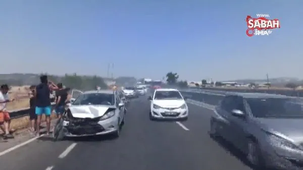 İzmir'de orta refüjde yangın çıktı, 4 araç birbirine girdi | Video
