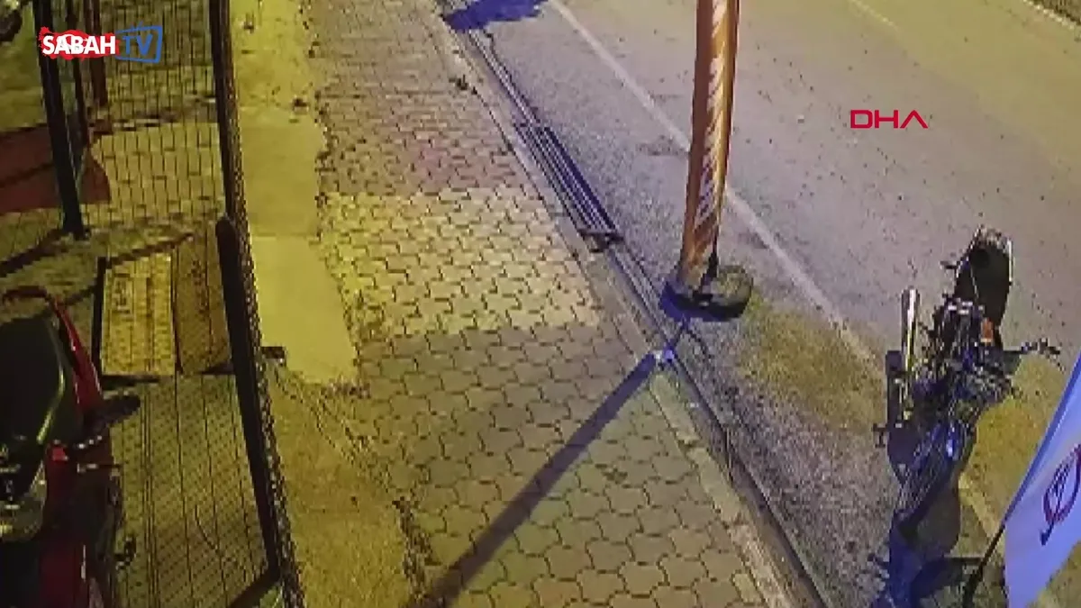 4 yayaya çarpıp kaçtı, daha sonra polise teslim oldu: Kaza anı kameralarda videosunu izle 4 yayaya çarpıp kaçtı, daha sonra polise teslim oldu: Kaza anı kameralarda videosunu izle