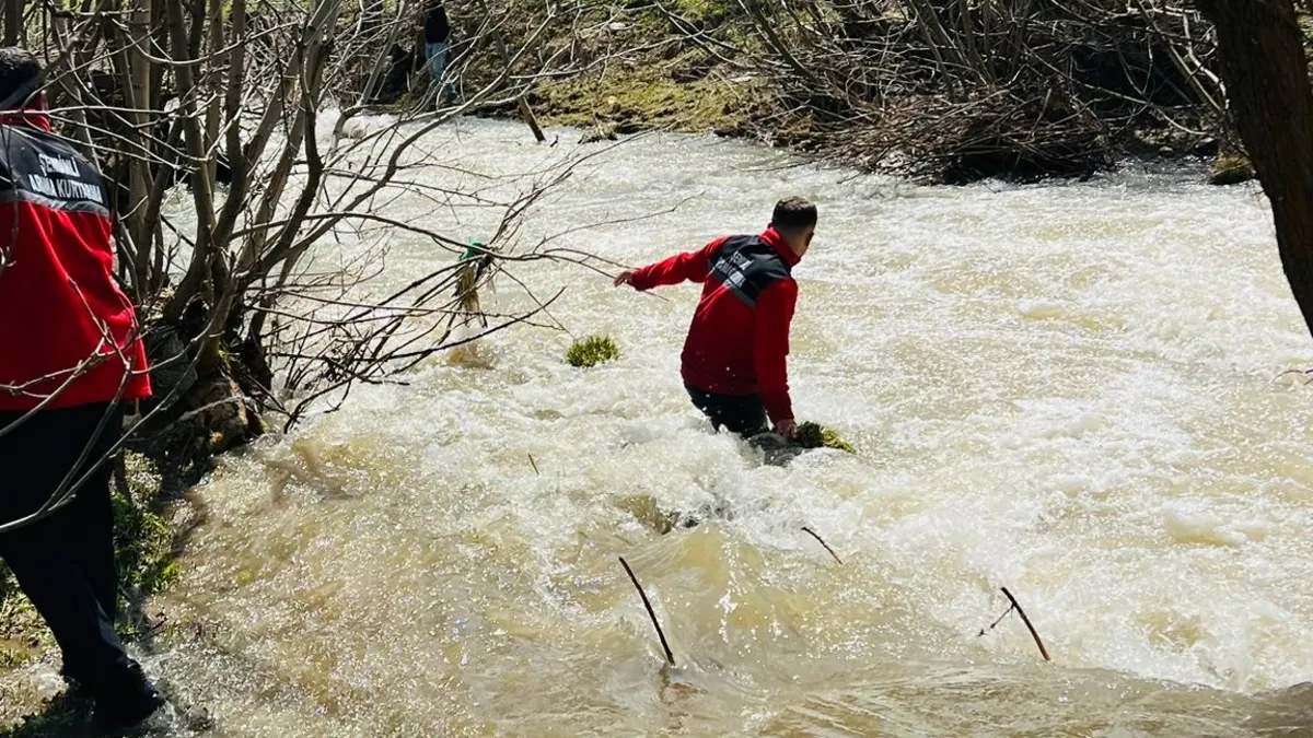 8 yaşındaki çocuk derede kayboldu: Arama çalışması başlatıldı! 8 yaşındaki çocuk derede kayboldu: Arama çalışması başlatıldı!