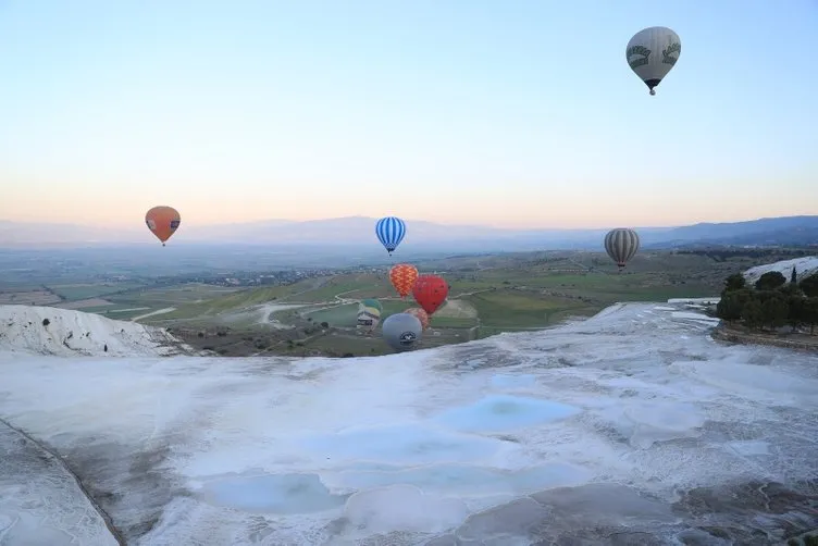 Pamukkale’de balonlar 153 bin kişiyi uçurdu