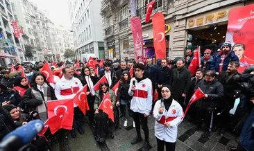Milli sporcular İstiklal Caddesi’nde gençlerle birlikte İstiklal Marşı okudu #istanbul