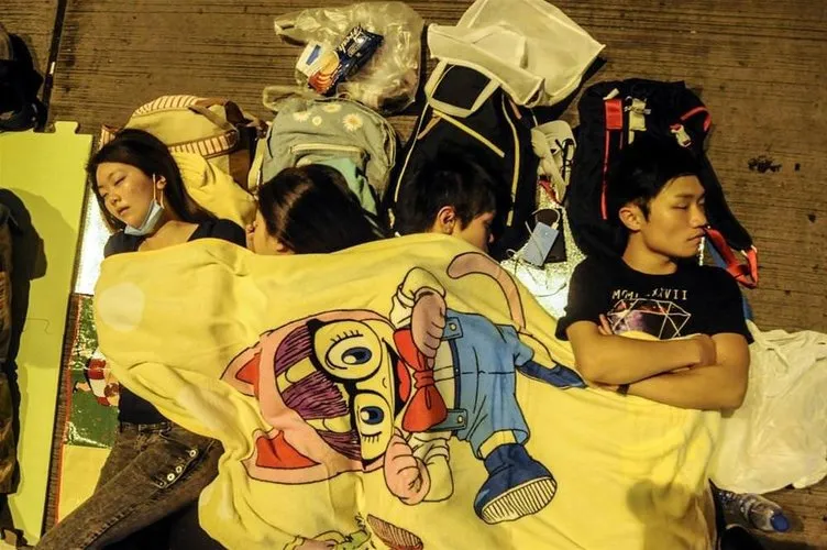 Hong Kong’da işgalciler direniyor