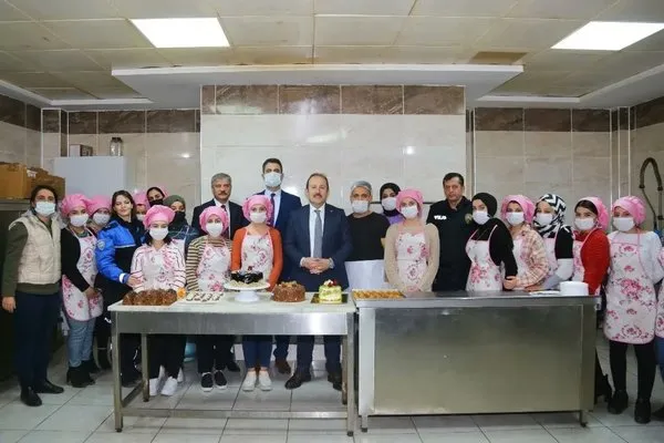 Vali Pehlivan, Cizre’de pasta yapımı ve sunumu kursiyerleriyle bir araya geldi