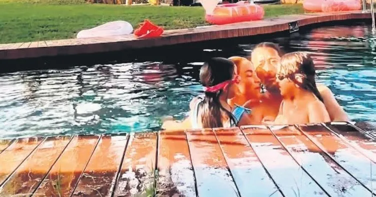 İkizlerle havuz eğlencesi