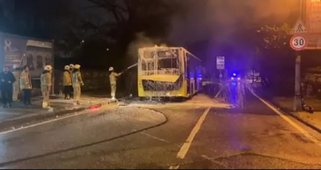 Üsküdar’da seyir halindeki İETT otobüsü alev alev yandı Üsküdar’da seyir halindeki İETT otobüsü alev alev yandı