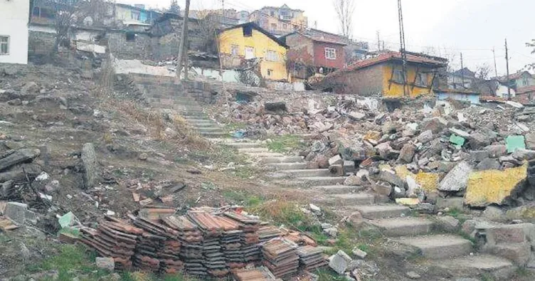 Atıfbey dökülüyor