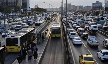 İstanbul’da yağışlı havanın etkisiyle trafik yoğunluğu yaşanıyor