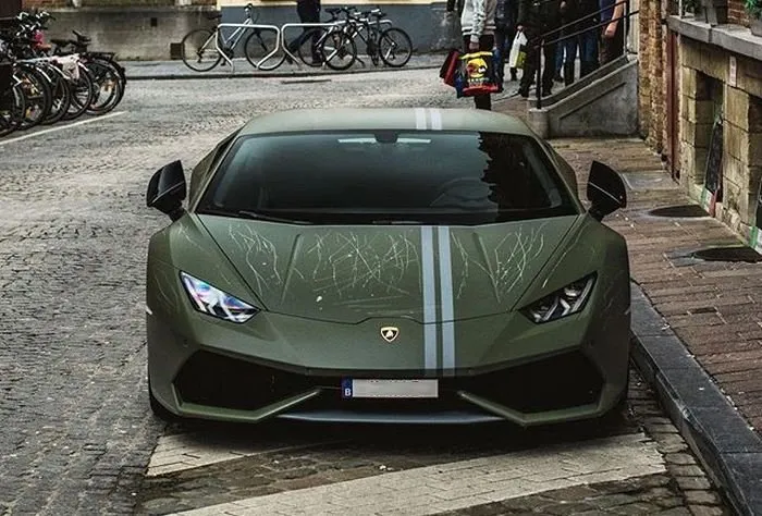 Lamborghini’yi boydan boya çizdiler