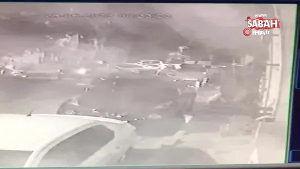 İstanbul’da motosikletli çetenin lüks otomobilin farını çalma anı kamerada