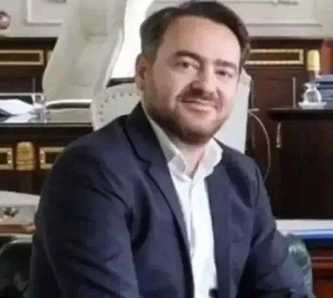 kartalkaya-davasinda-saskina-ceviren-talep-otel-sahibinin-damadi-emir-aras-cok-pismanim-deyip-1752741059183.jpeg Kartalkaya davasında ara karar açıklandı! Şaşkına çeviren talep: Otel sahibinin damadı Emir Aras ‘Çok pişmanım’ deyip…