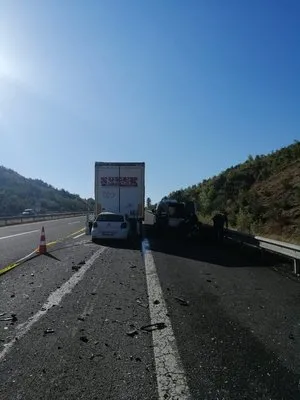 TEM Otoyolu’nda otomobil tırın altına girdi: 1 ölü, 1 yaralı