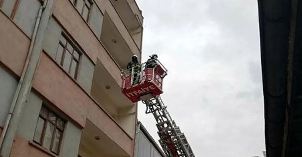 Yangında mahsur kalan hamile kadın pencereden böyle atladı