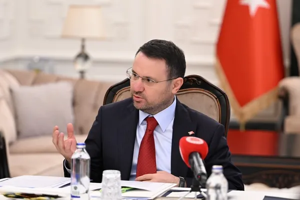 kritik-dosyalarda-umutlandiran-gelisme-adalet-bakani-gurlek-behcet-oktay-ve-ugur-mumcunun-aileleriyle-gorustu-1786014161304.jpg