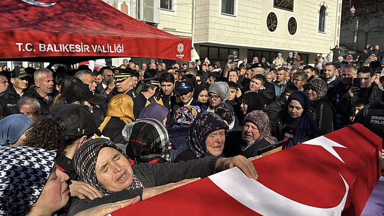 Şehit Polis Emirhan Aramış’a acı veda! Annesinin feryadı yürek yaktı: Melek oldu benim oğlum