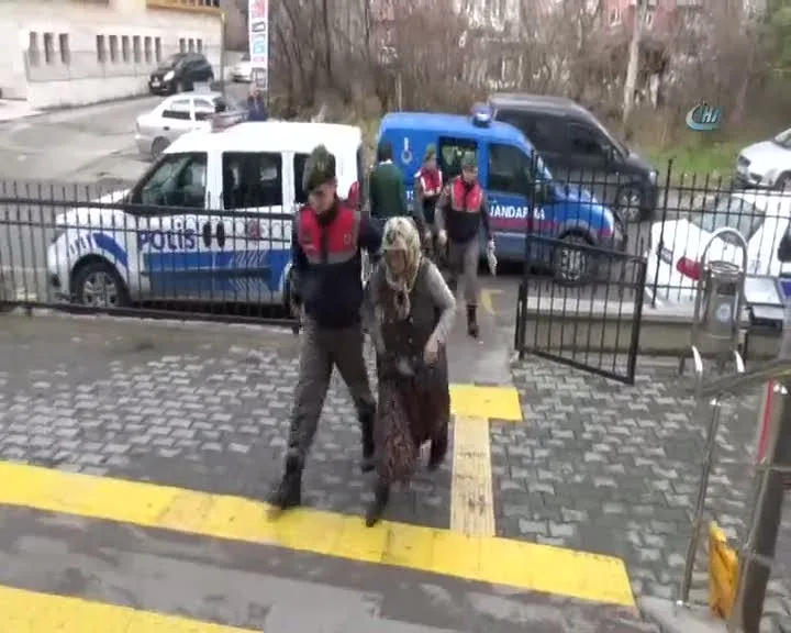 Komşusunu 3 yerinden bıçaklayan kadın tutuklandı