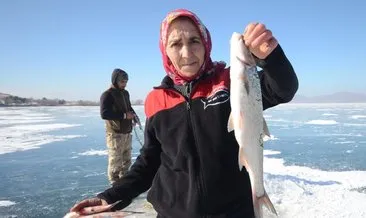 Köyün tek kadın balıkçısı! Eskimo usulü balık avlayan kadın: Ekmeğini buzun altından çıkartıyor...
