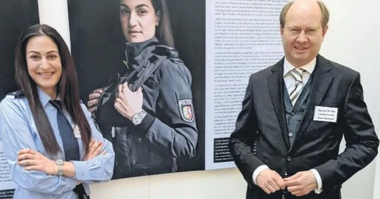 Serginin yüzü Türk polisler