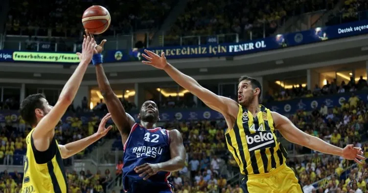 Anadolu Efes Fenerbahçe Beko’yu deplasmanda yendi, seride öne geçti
