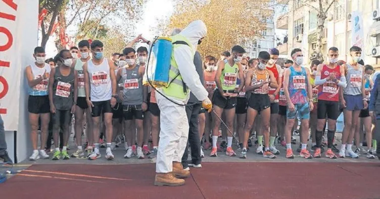 Atletler sağlık emekçileri için kostu