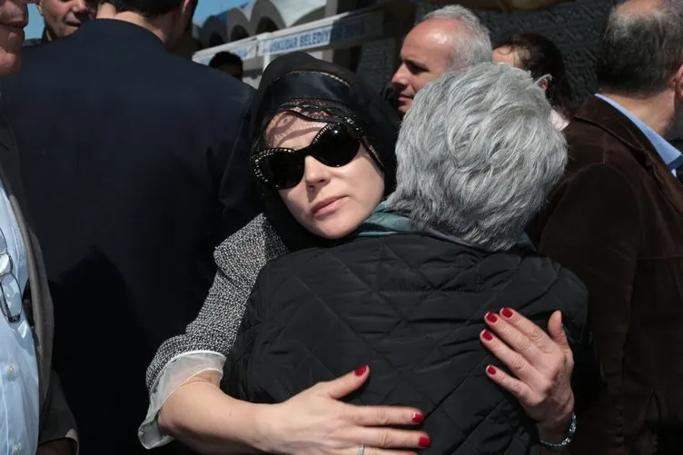 Ünlü oyuncu Şevket Altuğ yıllar sonra Dursun Ali Sarıoğlu’nun cenazesinde görüntülendi