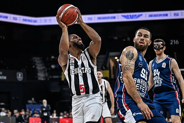 anadolu-efes-besiktas-karsisinda-farkli-galip-1790537774606.jpeg
