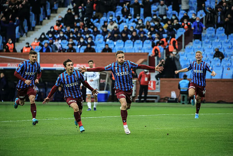 trabzonspora-para-ve-tribun-kapatma-cezasi-verildi-1644663668930.jpg