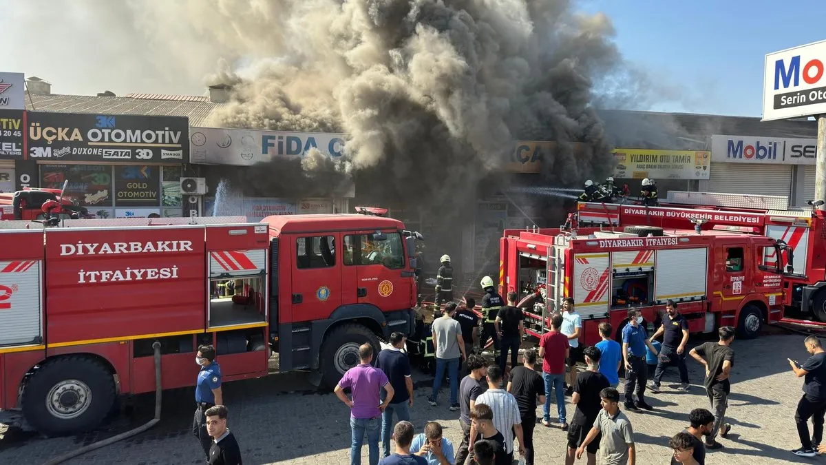 Diyarbakır'da sanayi sitesinde yangın: Ekipler alevlere müdahale ediyor!