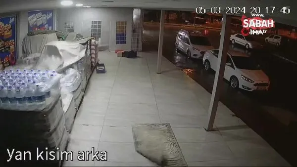 Antalya'da hortum iş yerinin çatısını uçurdu, yolu kapattı! | Video