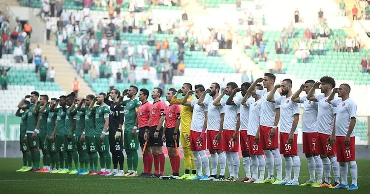 Bursaspor ve Ümraniyesporlu oyunculardan asker selamı