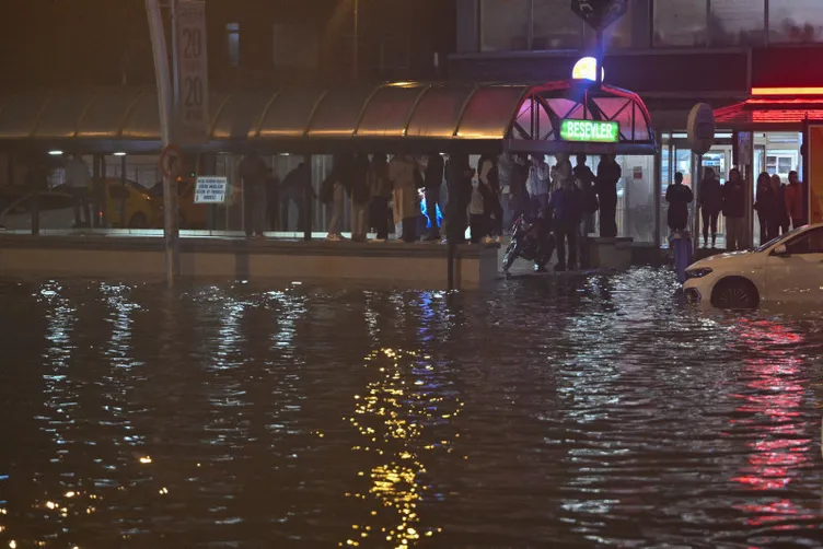 Ankara'yı sağanak vurdu! Sokaklar göle döndü, giriş katları ve metroyu su bastı! O anlar kamerada