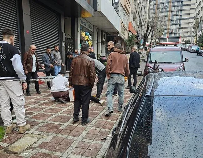 istanbulda-bu-da-oldu-yolda-yururken-kafasina-elektrik-diregi-devrildi-1742291448487.jpeg
