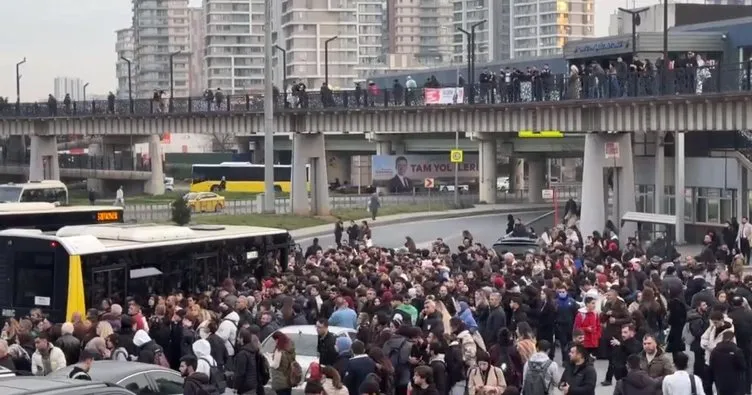 SON DAKİKA | İstanbul’da ulaşım çilesine bir yenisi daha eklendi! Metro arızalandı vatandaşlar yolda kaldı