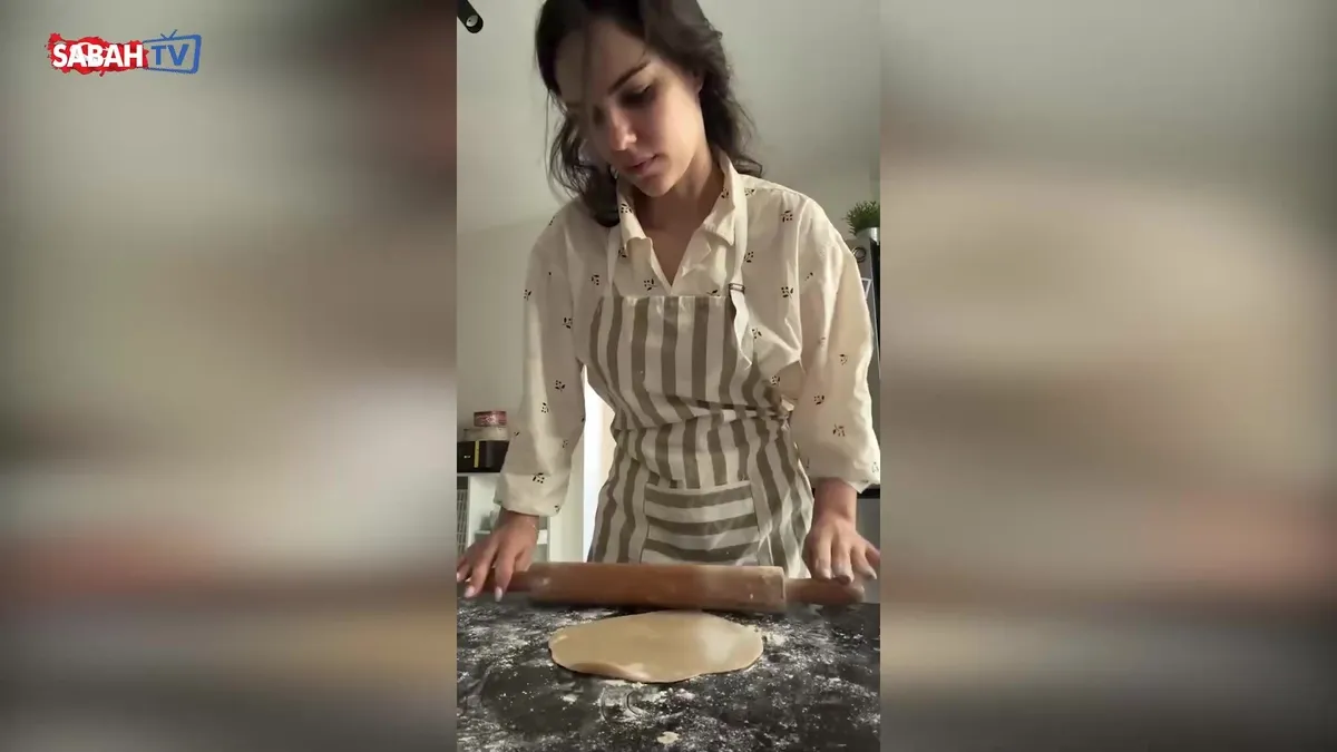 Özgü Kaya sevgilisi Murat Dalkılıç’a hamur açtı! Hünerlerini böyle sergiledi… | Video videosunu izle Özgü Kaya sevgilisi Murat Dalkılıç’a hamur açtı! Hünerlerini böyle sergiledi… | Video videosunu izle