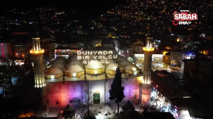 Tarihî Ulu Camisi’ne “Dünyada bir yolcu gibi ol” mahyası asıldı
