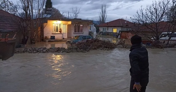 Aşırı yağış sonrası ev ve iş yerleri su altında kaldı