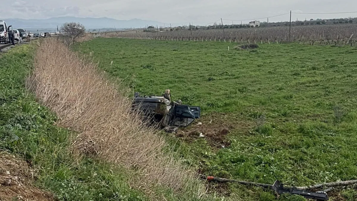 Manisa’da otomobil tarlaya uçtu: 2 yaralı! Manisa’da otomobil tarlaya uçtu: 2 yaralı!