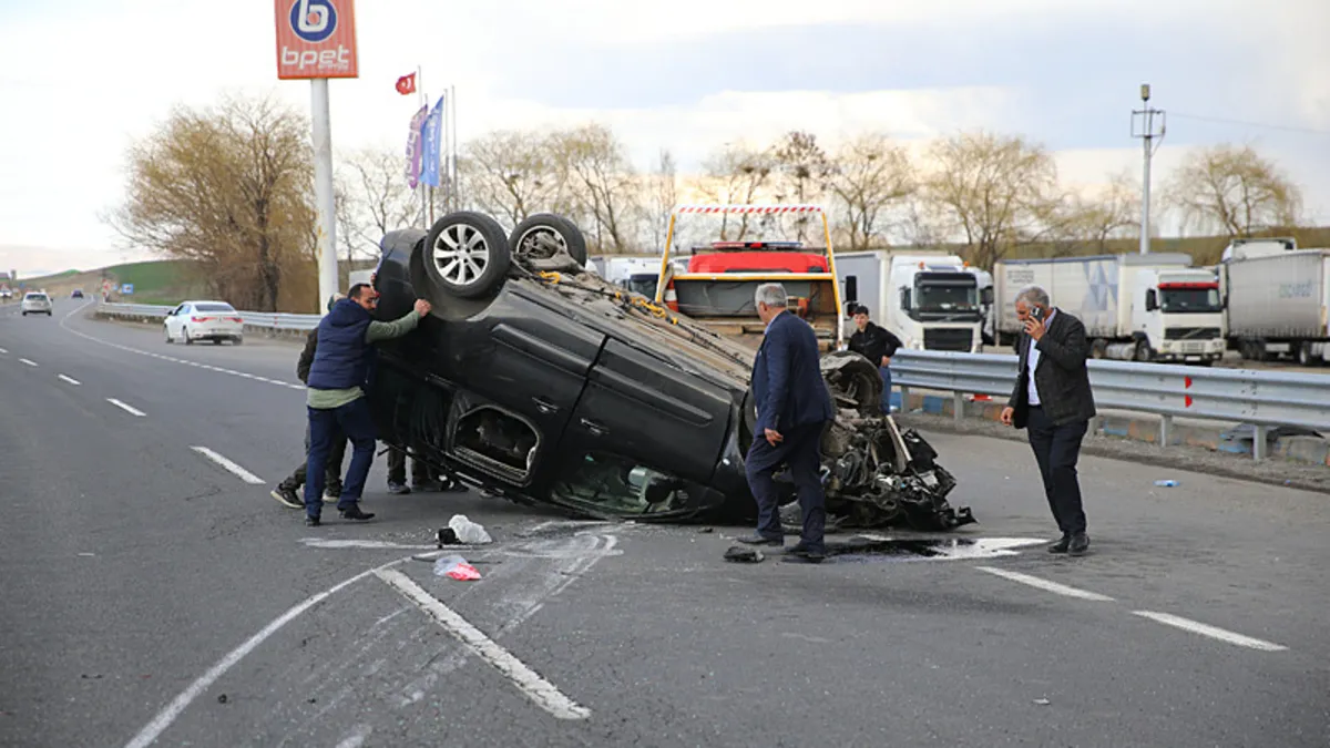 Erzurum’da feci kaza: Araç takla attı! 4 yaralı Erzurum’da feci kaza: Araç takla attı! 4 yaralı