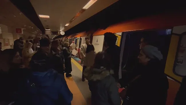 istanbulda-kadikoy-sabiha-gokcen-metro-hattinda-elektrikler-kesildi-vatandaslar-magdur-oldu-1737386425948.jpeg