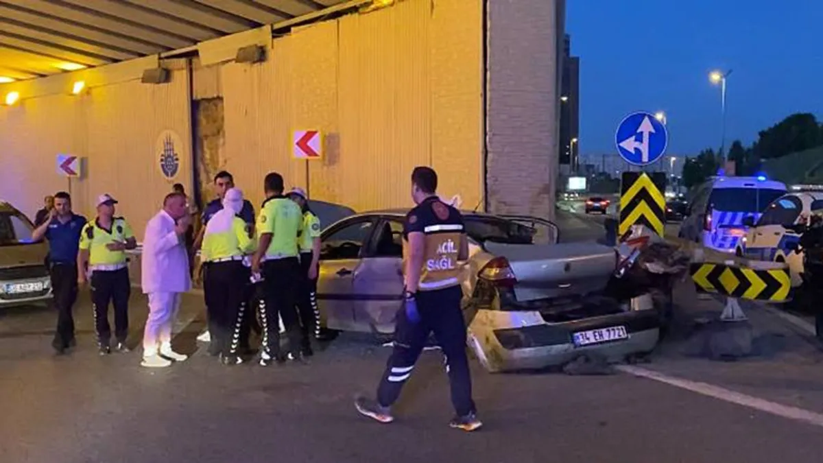 Bakırköy’de hafif ticari araç, otomobile çarptı: 5 kişi yaralandı