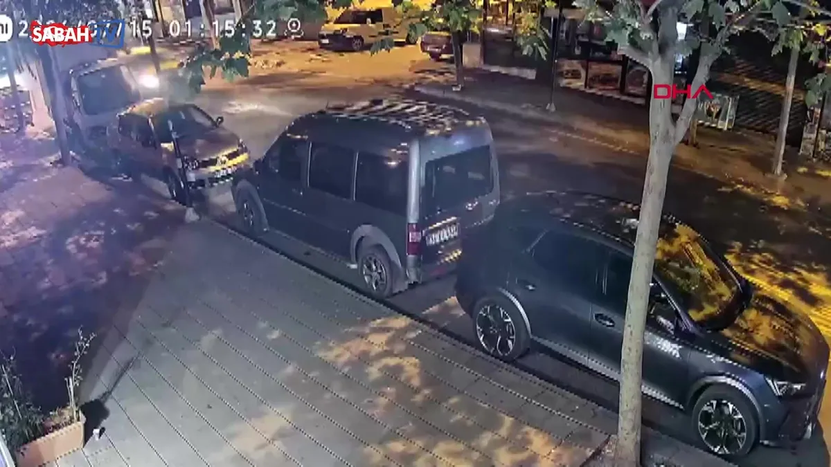 Otomobil, park halindeki kamyonete çarptı: O anlar kamerada videosunu izle Otomobil, park halindeki kamyonete çarptı: O anlar kamerada videosunu izle