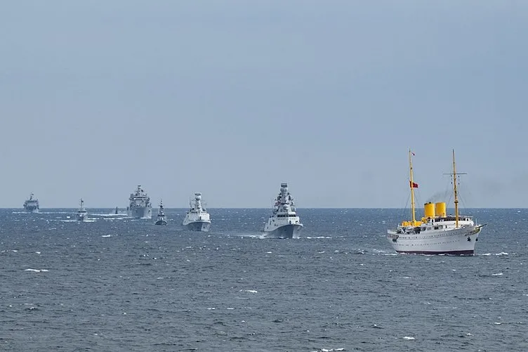 Başkan Erdoğan tek tek selamladı: Boğaz’da ‘Mavi Vatan’ coşkusu! Çanakkale’den İstanbul’a zafer yolculuğu