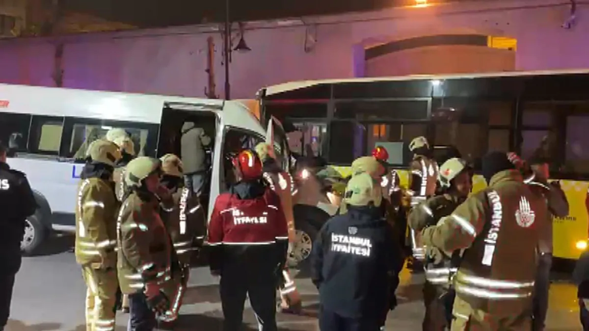 Beşiktaş'ta İETT otobüsü servis minibüsü ile çarpıştı; trafik akışı durdu Beşiktaş'ta İETT otobüsü servis minibüsü ile çarpıştı; trafik akışı durdu