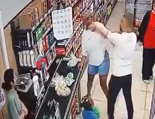 Markette tartıştığı kadını çocuğunun gözü önünde darp etti! Dehşet anları kamerada